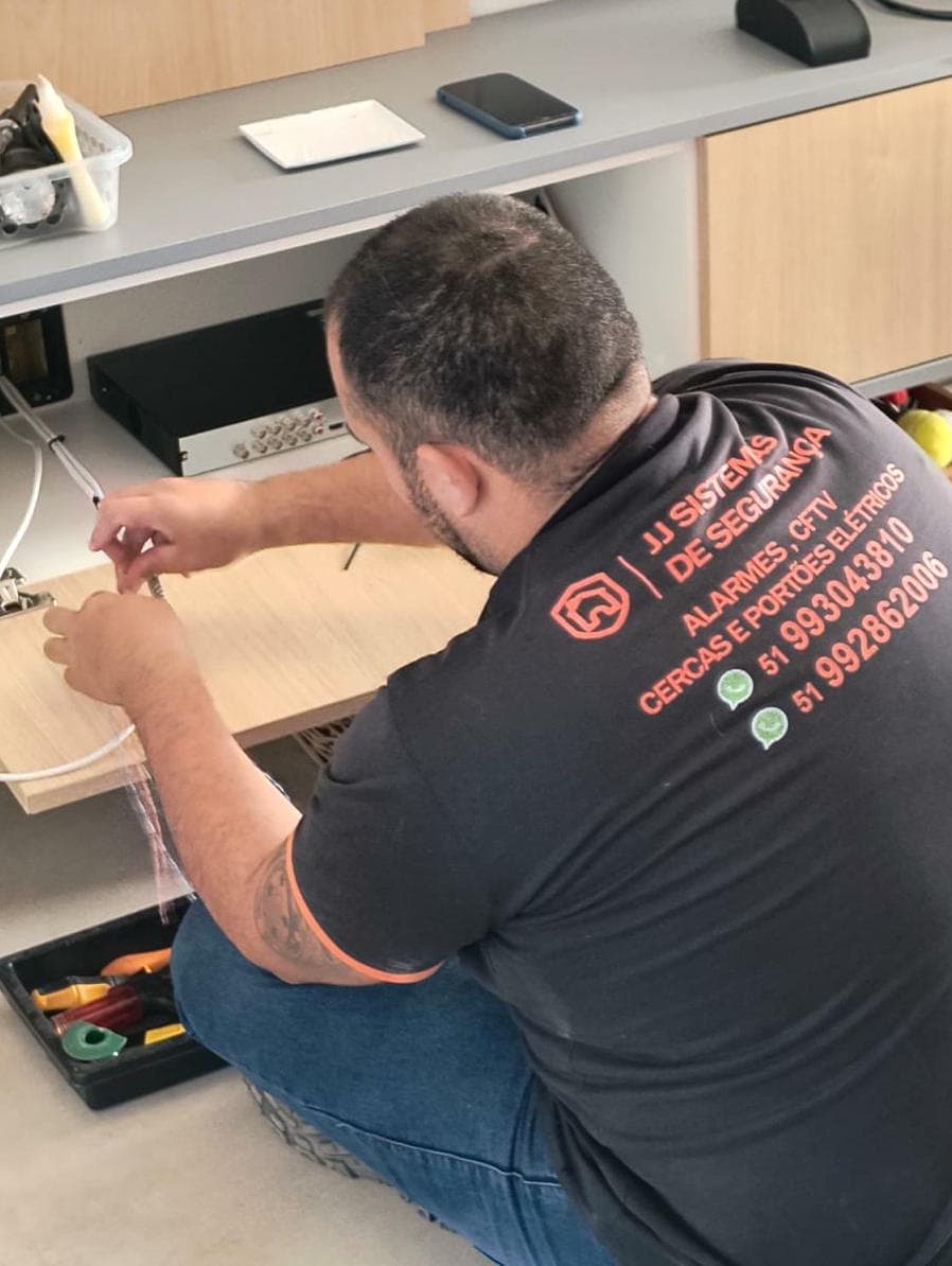 Equipe JJ em atendimento técnico